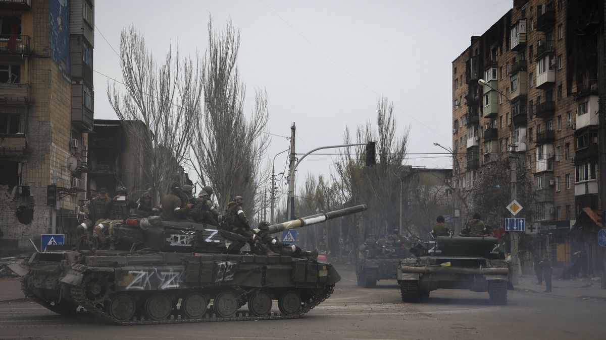 Wojna w Ukrainie - Mariupol pod rosyjsk? okupacj?Russian military vehicles move in an area controlled by Russian-backed separatist forces in Mariupol, Ukraine, Saturday, April 23, 2022. (AP Photo/Alexei Alexandrov)AP
