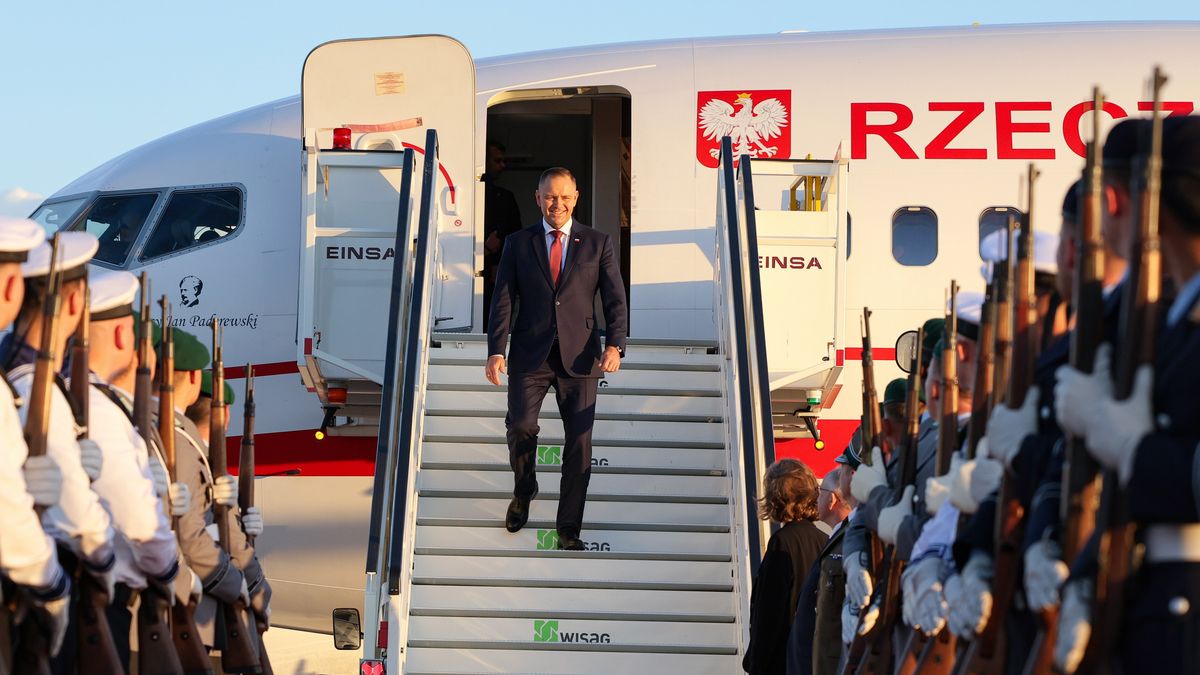 Karol Nawrocki
Berlin, Niemcy, 15.09.2025. Prezydent Karol Nawrocki na lotnisku w Berlinie, 15 bm. Prezydent RP udaje si� z wizyt� do Niemiec i Francji gdzie spotka si� z prezydentem Niemiec Frankiem-Walterem Steinmeierem, a nast�pnie z prezydentem Francji Emmanuelem Macronem. (ad) PAP/Pawe� Supernak
Pawe� Supernak
Berlin, lotnisko, Niemcy, polityk, polityka, Prezydent RP, przylot, wizyta, zagraniczna