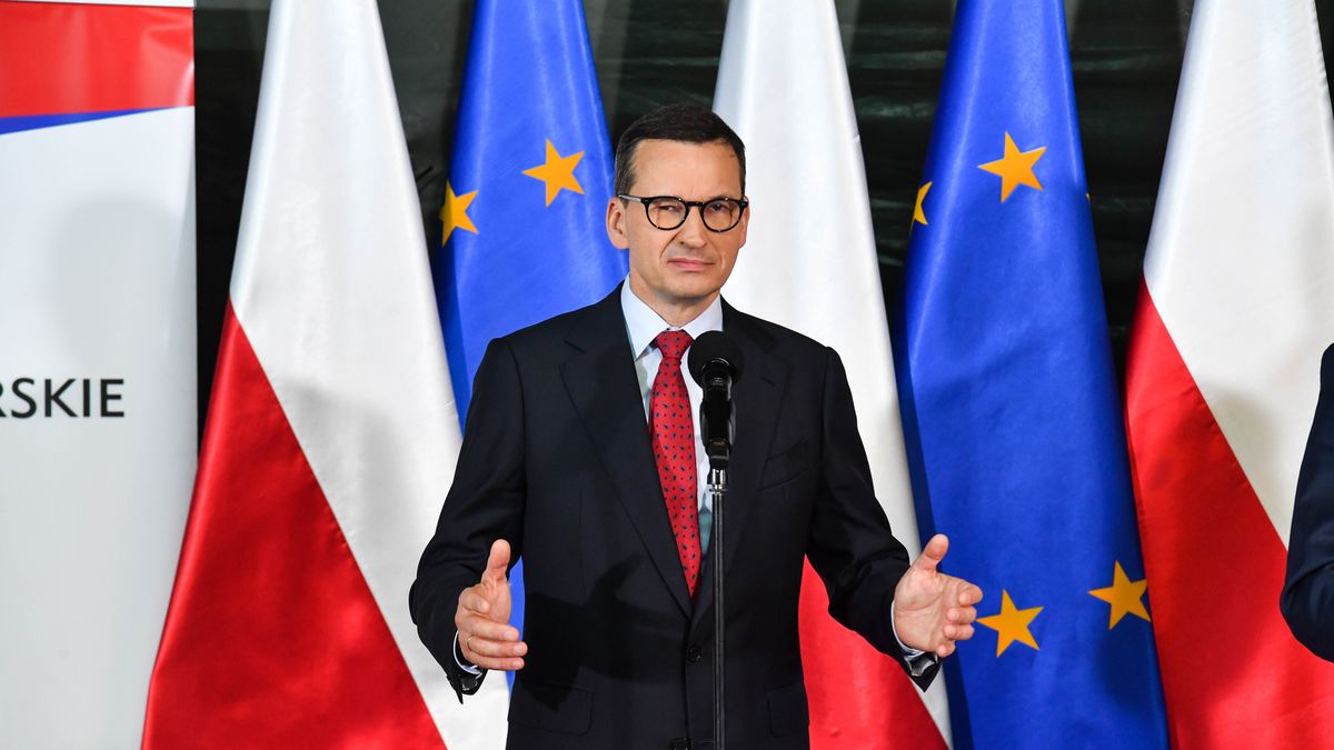 Ostrowice (woj. zachodniopomorskie), 16.07.2022. Premier Mateusz Morawiecki podczas wręczenia promes dofinansowania inwestycji z Rządowego Funduszu Polski Ład: Programu Inwestycji Strategicznych, 16 bm. w Ostrowicach. (aldg) PAP/Marcin Bielecki