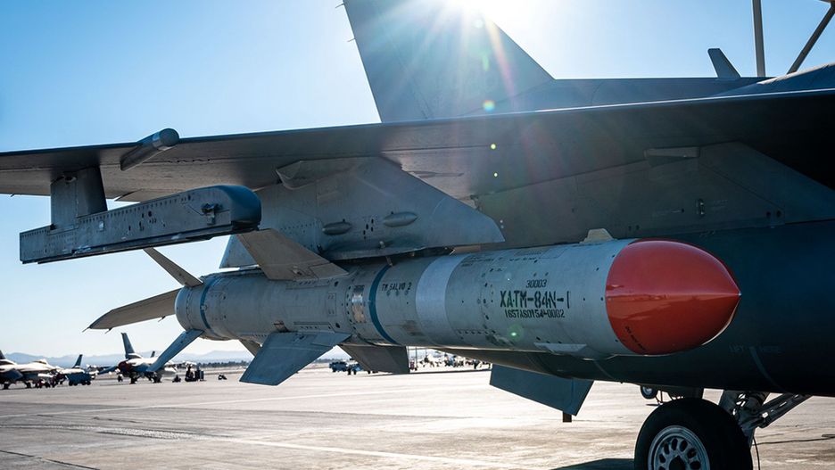 Pocisk AGM-84 Harpoon pod skrzydłem F-16D.