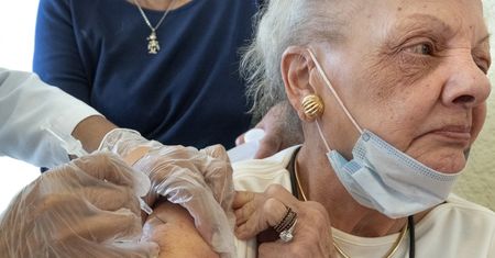 Koronawirus. Szczepienia na COVID-19. Zapisy dla seniorów