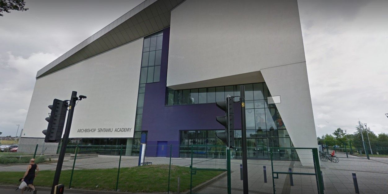 "Niewłaściwe użycie internetu". Brytyjska szkoła w ogniu krytyki, w tle pornografia