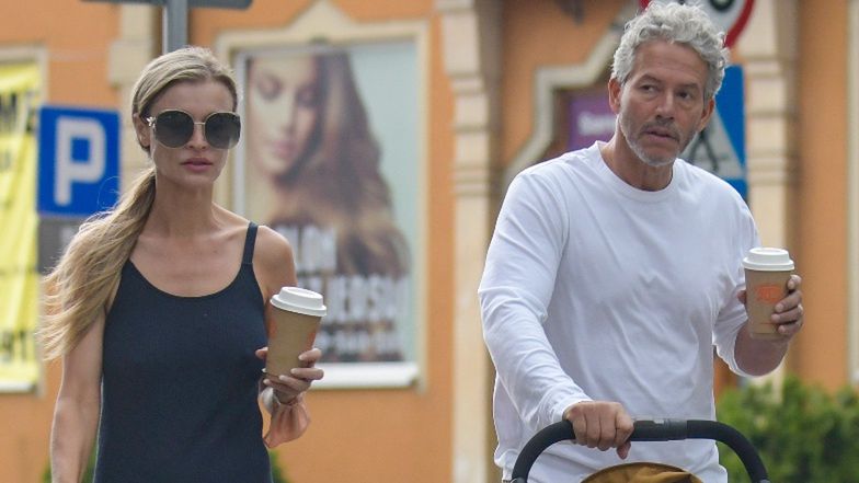 Joanna Krupa z kawą i smartfonem w ręce oprowadza męża i córeczkę po Warszawie