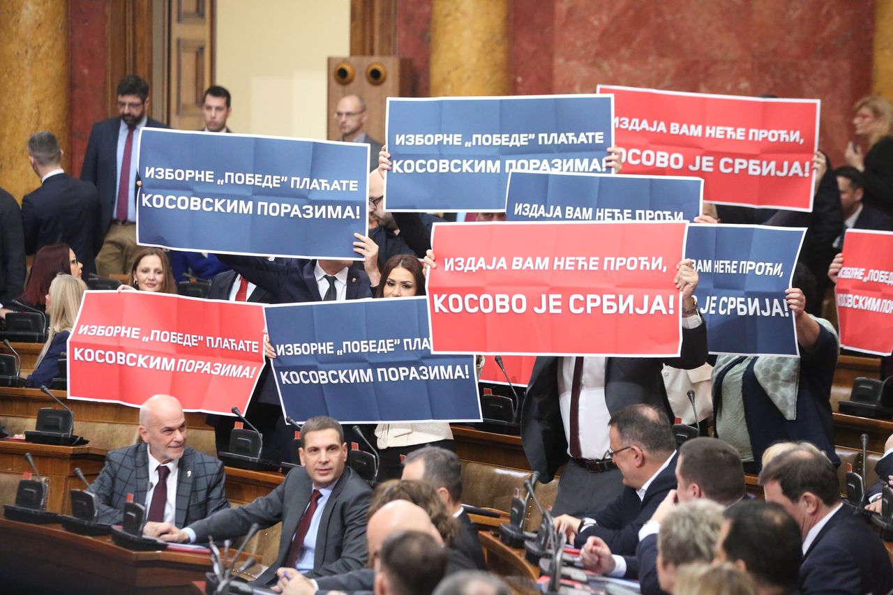 Inauguracja pracy serbskiego parlamentu przebiegała przy protestach, demonstracjach, gwizdach i krzykach 