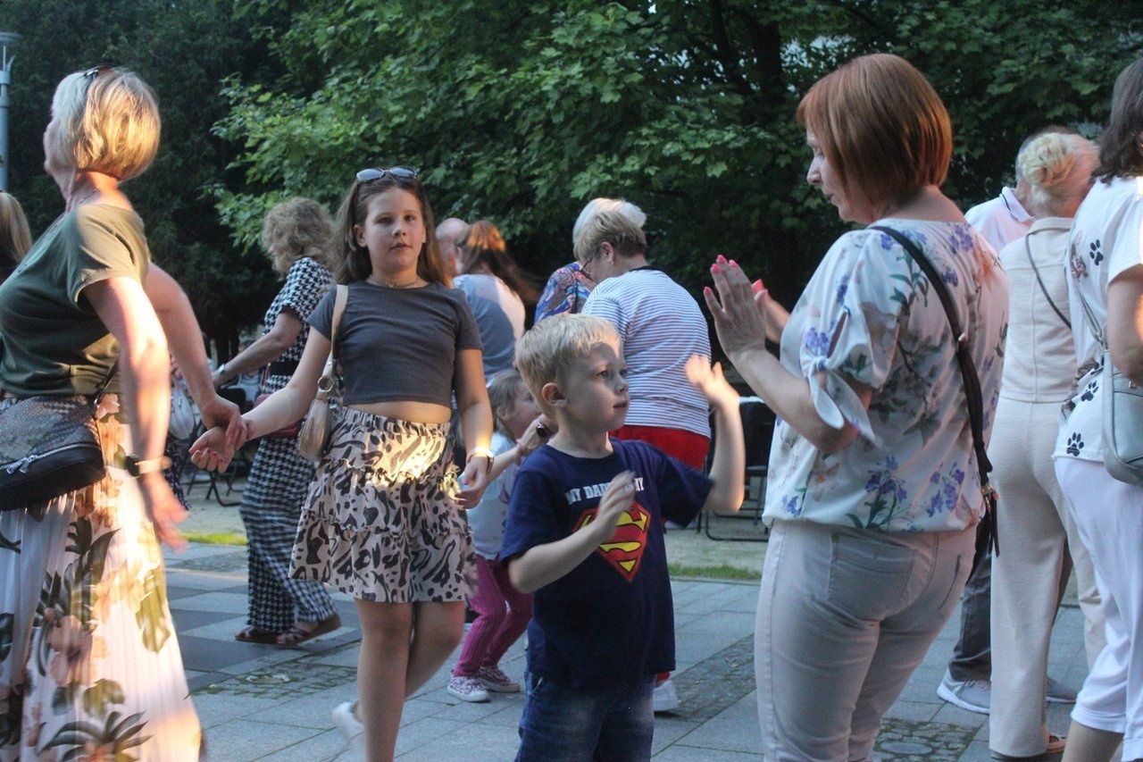 Jedna z miejskich potańcówek 2025 w Bełchatowie