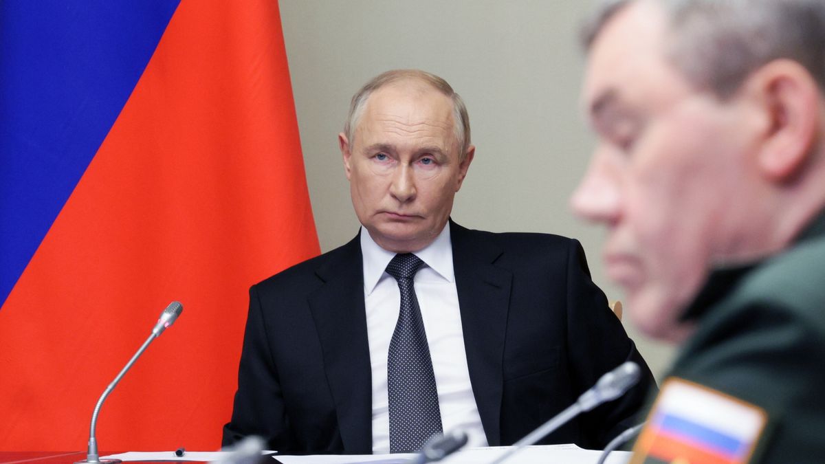 Russian President Vladimir Putin (L) and Chief of the General Staff of the Russian Armed Forces - First Deputy Defence Minister Valery Gerasimov attend a meeting with members of the Security Council, the government, representatives of the Presidential Administration and governors of Belgorod, Kursk and Bryansk regions following a cross-border attack by Ukrainian armed forces into Russian territory, at the Novo-Ogaryovo state residence, outside Moscow, Russia, 12 August 2024. Acting Governor of Kursk Region Alexey Smirnov stated that the situation in the region remains difficult: the Ukrainian Armed Forces control 28 settlements. According to him, about 2 thousand people live in these 28 settlements. At present, according to Smirnov, 121 thousand people have been evacuated. The losses of the Ukrainian Armed Forces over the past day in the Kursk direction amounted to 260 soldiers, and 31 armored vehicles, including three tanks, the Russian Defense Ministry stated. EPA/GAVRIIL GRIGOROV/SPUTNIK/KREMLIN POOL MANDATORY CREDIT Dostawca: PAP/EPA.