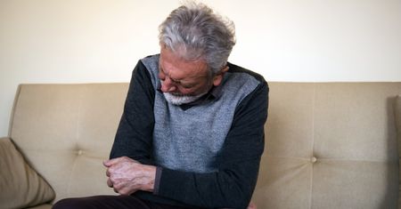 Pojawia się bez zmiany diety. Ostrzega, że rak zajął wątrobę