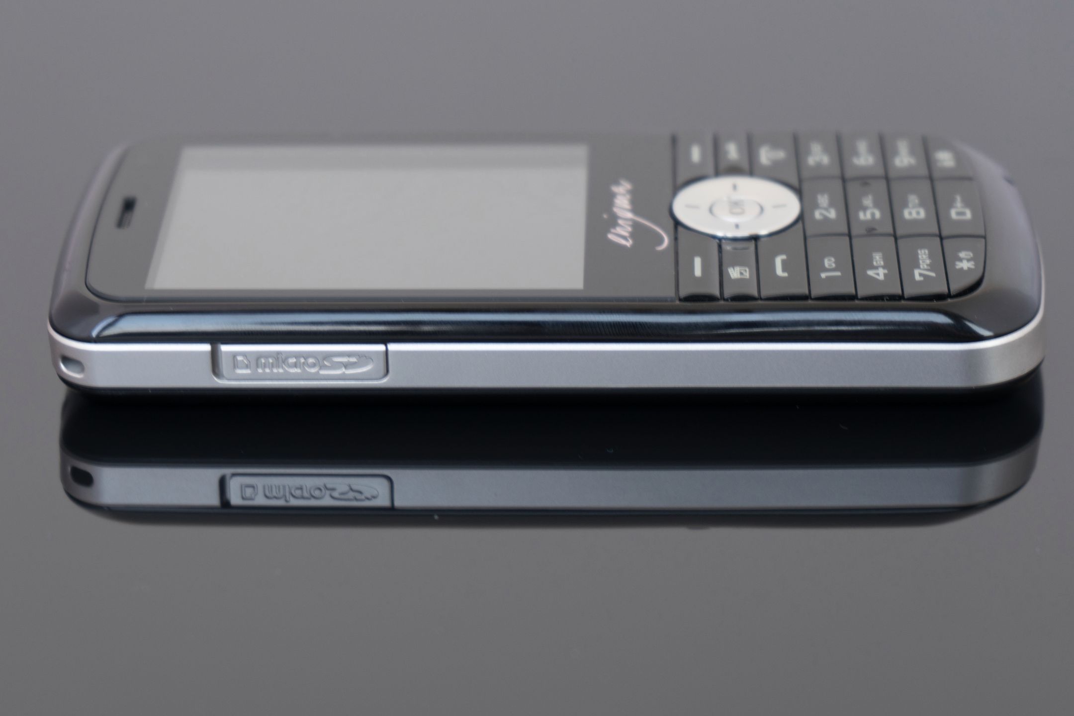 microSD: działają karty nawet 32 GB, ale raczej nie ma to sensu