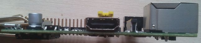 Na dłuższej krawędzi znajduje się jedynie wyjście HDMI