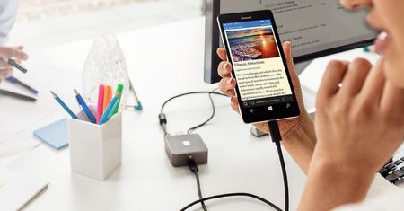 Tryb nocny i nowe Continuum w mobilnym Windowsie. Microsoft buszuje w kostnicy