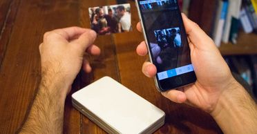 Dzięki wydrukowanym zdjęciom możesz oglądać filmy na smartfonie