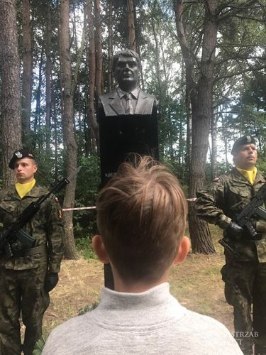Igor Janeczek na odsłonięciu pomnika ojca w Ossowie