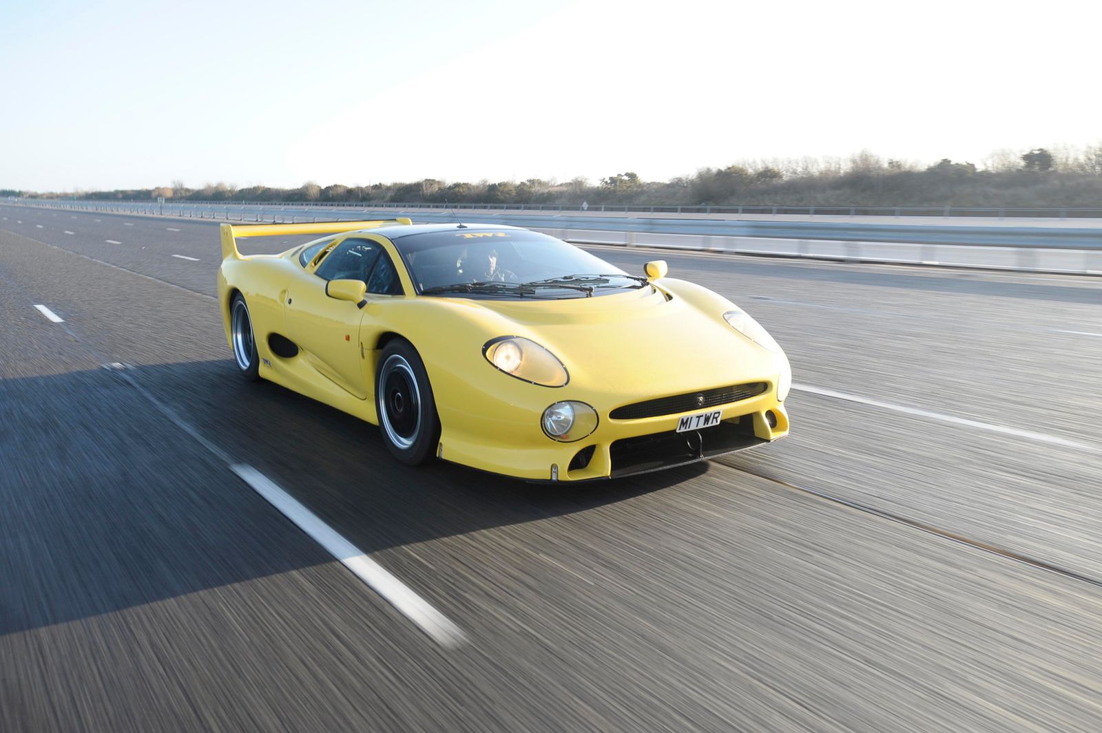 Legenda lat 90.: Jaguar XJ220 [galeria zdjęć] 18