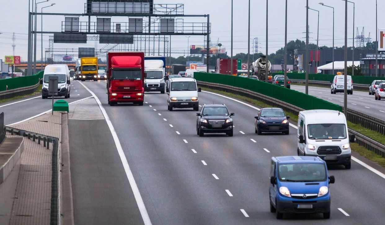 Zbyt bliska jazda jest dużym problemem polskich dróg