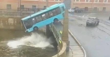 Dramatyczny wypadek w Petersburgu. Autobus pełen ludzi wpadł do rzeki