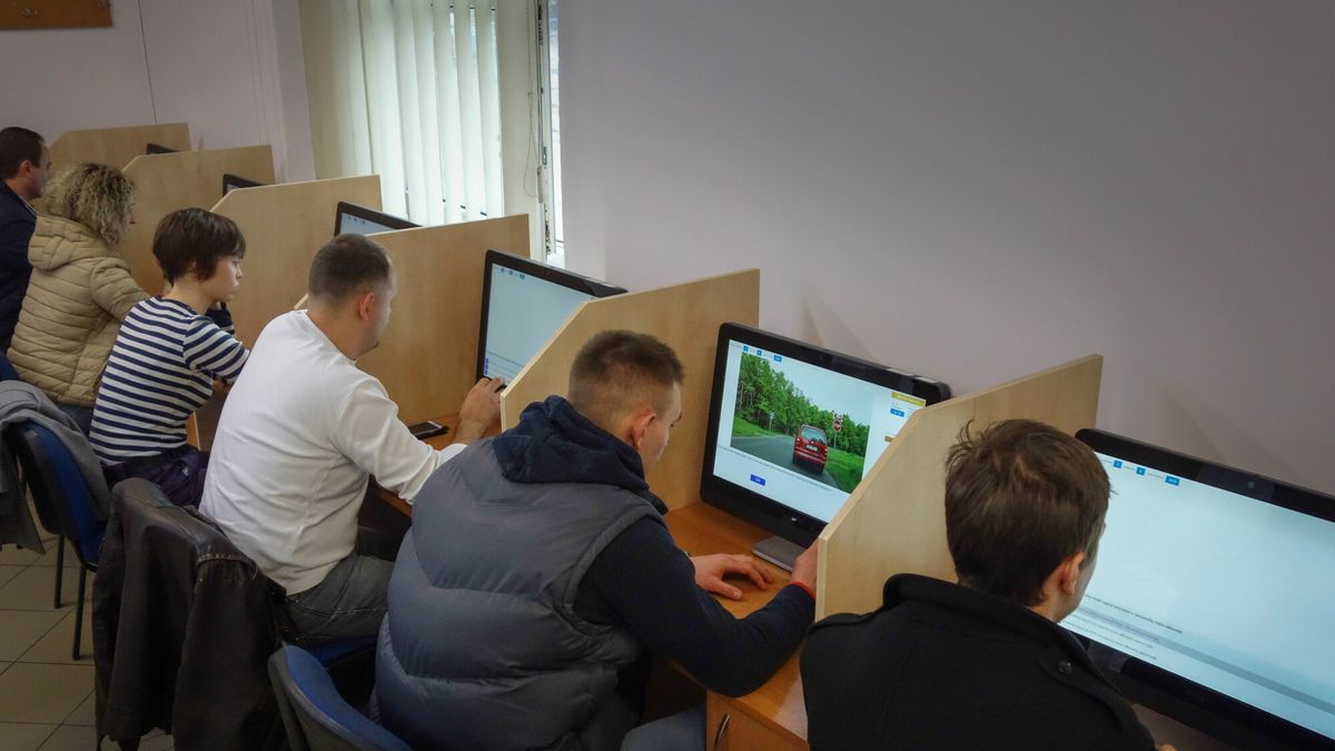 Egzamin teoretyczny na prawo jazdy to dziś zupełnie inna bajka niż dawniej.