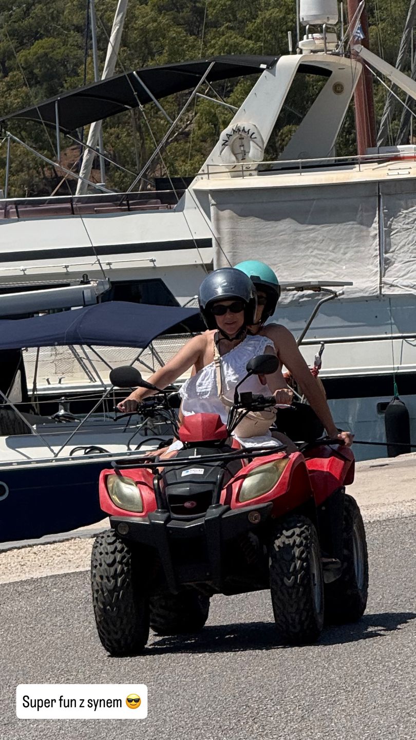 Katarzyna Cichopek z synem na wakacjach