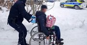 Grabowiec: Mężczyzna na wózku ugrzązł w śniegu, na pomoc ruszyli policjanci