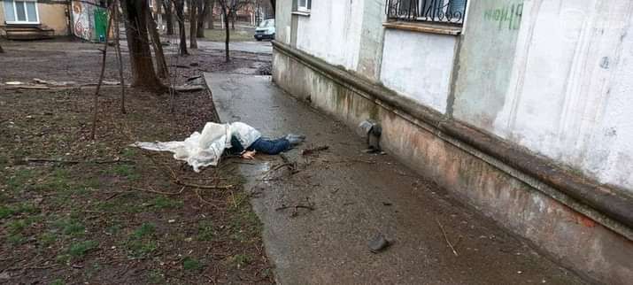 Mariupol. Na ulicach leżą ciała zabitych mieszkańców