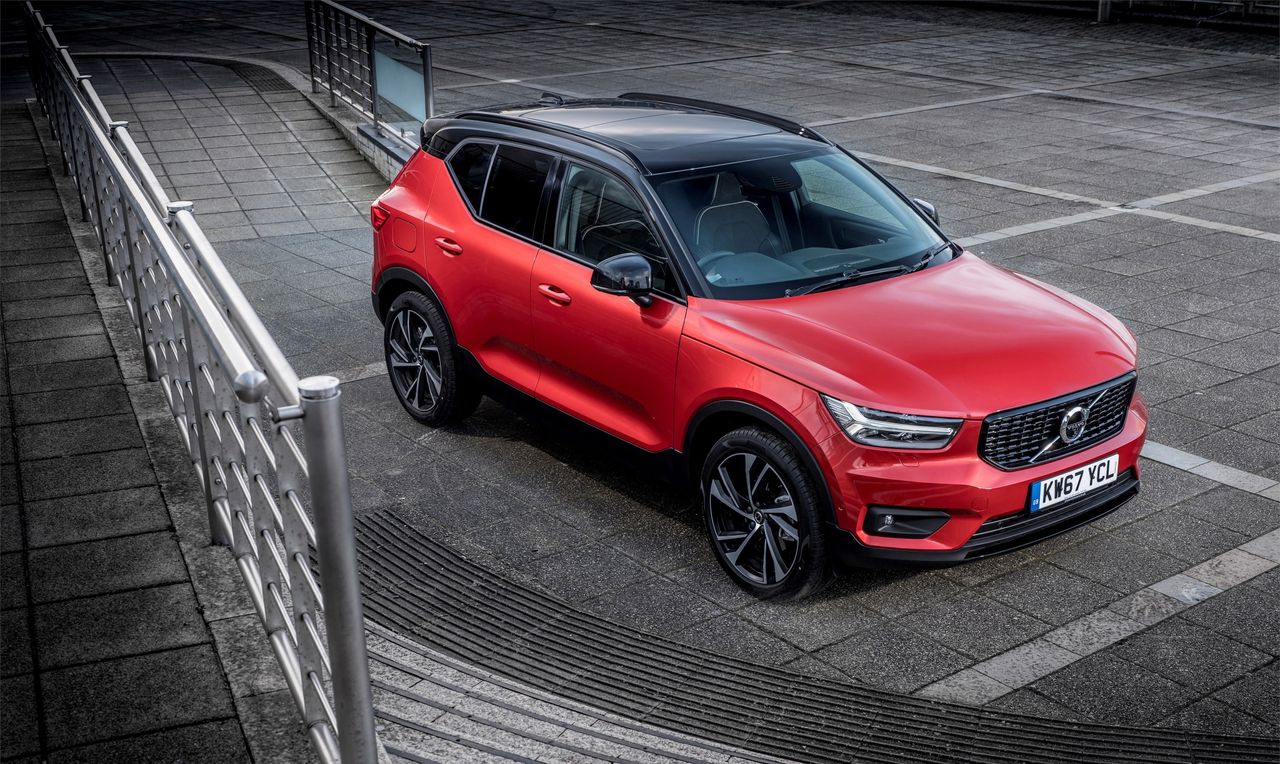 Można się było tego spodziewać. Najmniejszy SUV w gamie Volvo - model XC40 - jest wyjątkowo dopracowany i ma ciekawszą stylistykę niż jego więksi bracia. Zdobył 325 punktów, więc zdeklasował rywali. To już drugi z rzędu SUV, który zwyciężył w tym plebiscycie. Przypominam, że w ubiegłym roku główną nagrodę zgarnął Peugeot 3008.