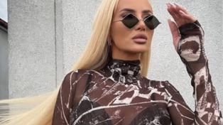Izabela Macudzińska zachwyca odważnym lookiem. Prześwitująca siateczka i nietypowe dżinsy robią wrażenie!