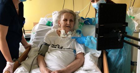 Do szpitali i ośrodków trafiają "Tablet(ki) na samotność". "Zdarzają się łzy szczęścia, wielkie wzruszenia"