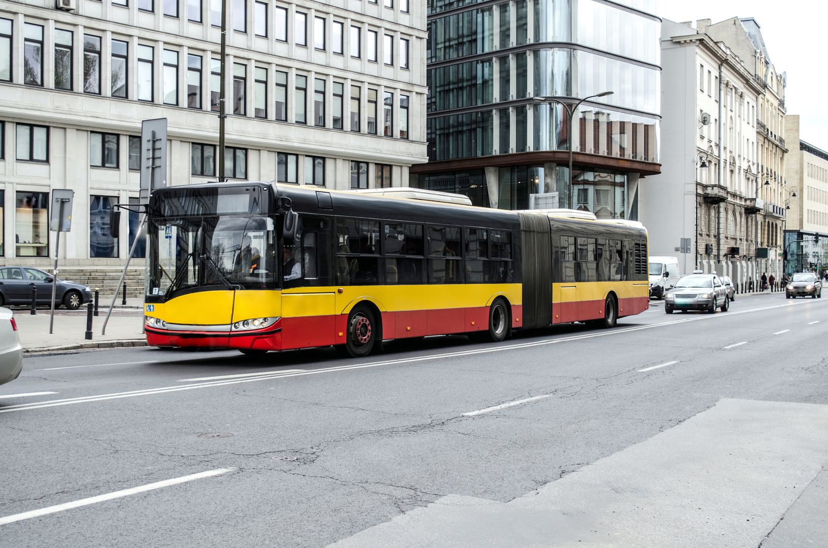 "Jest pani młoda, ma pani siłę". Skandal w autobusie w Warszawie