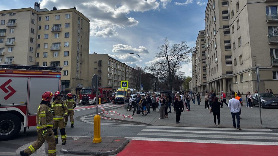 14.04.2025 KRAKOW WYPADEK POLICJA STRAZ POGOTOWIE LOTNICZE POGOTOWIE RATUNKOWE LPR AUTOBUS MPK SAMOCHOD TAXI AL ROZ UL EDWARDA RYDZA SMIGLEGO USZKODZENIA DRZEWO LATARNIA SKRZYZOWANIE FOT. SZYMON KORTA / POLSKA PRESS
