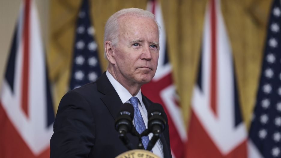 epa09470739 US President Joe Biden pauses as he delivers remarks about a national security initiative in the East Room of the White House in Washington, DC, USA, 15 September 2021. Australian Prime Minister Scott Morrison and British Prime Minister Boris Johnson participated virtually.  EPA/Oliver Contreras / POOL Dostawca: PAP/EPA.