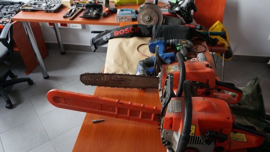 Śląskie. Złodzieje w Jaworznie skradli materiały budowlane, elektronarzędzia, sprzęt RTV oraz inne wartościowe przedmioty.