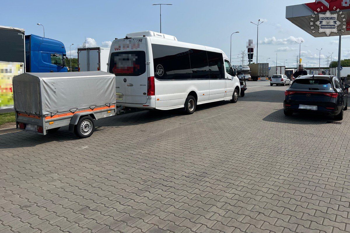 Miał blisko 3 promile, wiózł busem 14 osób. Pasażerka wezwała policję