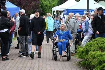 Druga edycja Nestoriady przy Domu Seniora Nestor w Kielcach. W pikniku sportowo-edukacyjnym wzięło udział wielu seniorów.