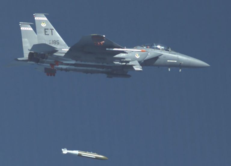 Zrzut bomby GBU-72 z F-15E