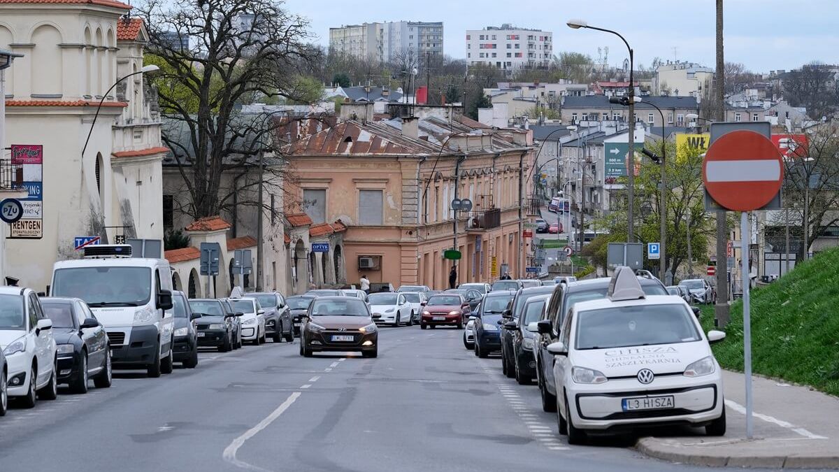 Samochody zaparkowane w Strefie Płatnego Parkowania na ul. Świętoduskiej