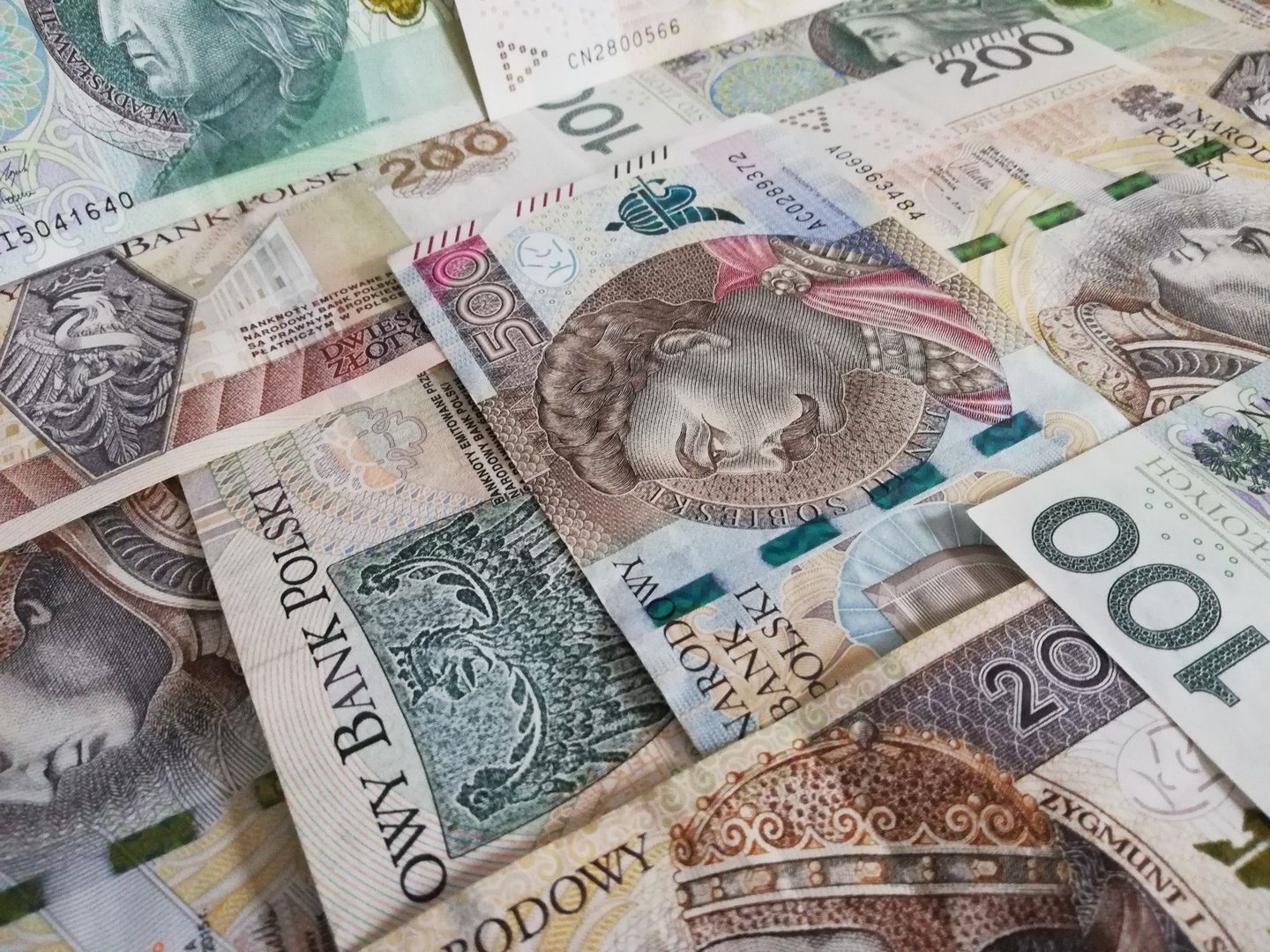Nowe tablice dalszego trwania życia nie obejmują osób, które już pobierają emeryturę. W ich przypadku przeliczenie świadczenia jest możliwe jedynie w określonych przypadkach, na przykład gdy emeryt podejmie pracę i odprowadza dodatkowe składki na ubezpieczenie emerytalne. Wówczas, raz w roku lub po zakończeniu pracy, może doliczyć te składki do swojego świadczenia. Warto jednak podkreślić, że nowe tablice stosuje się wyłącznie do dodatkowych składek, a nie do całości emerytury.