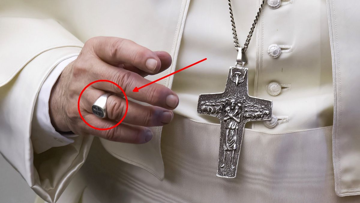 Jakie insygnia otrzymuje nowy papież?