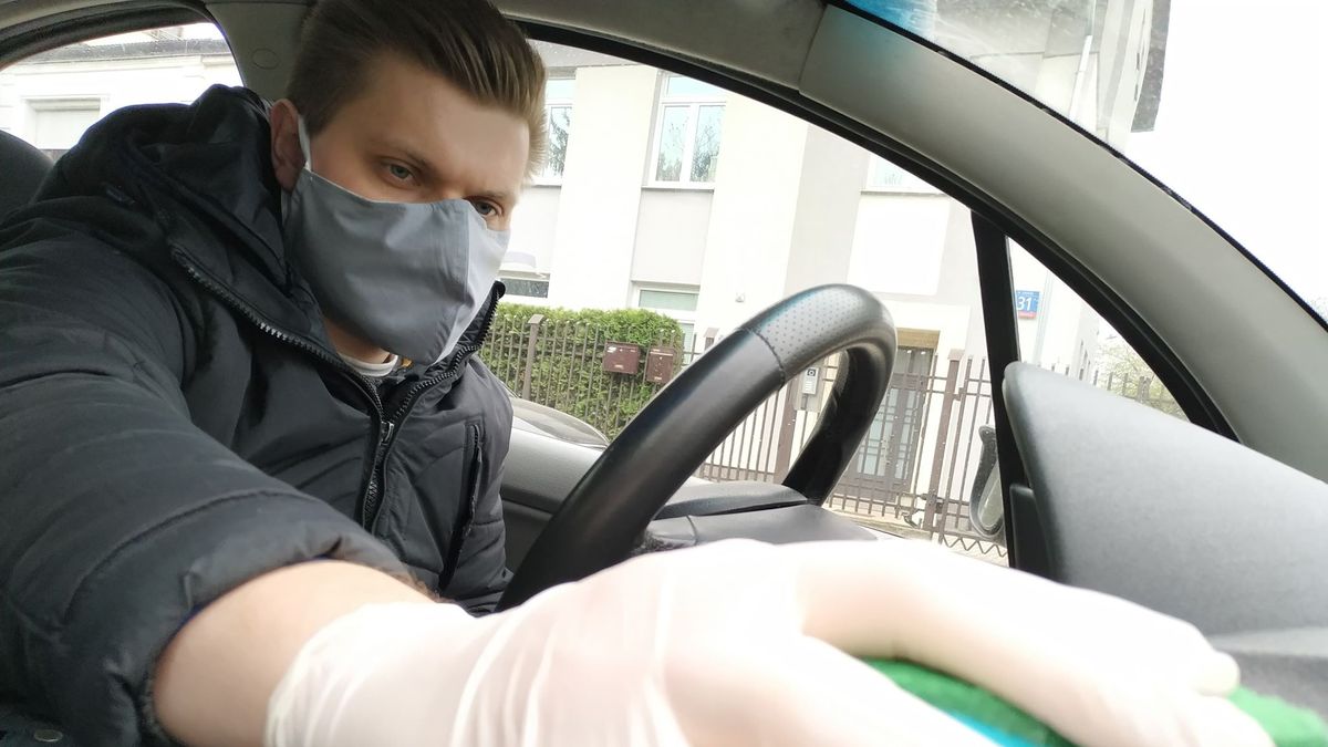 mateusz czysci samochod