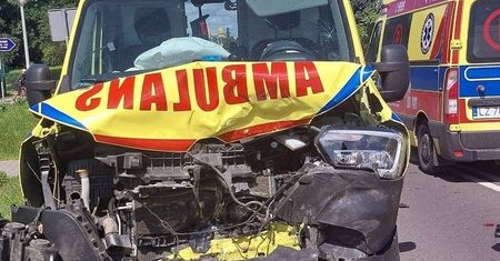 Zderzenie karetki z audi na DK 74