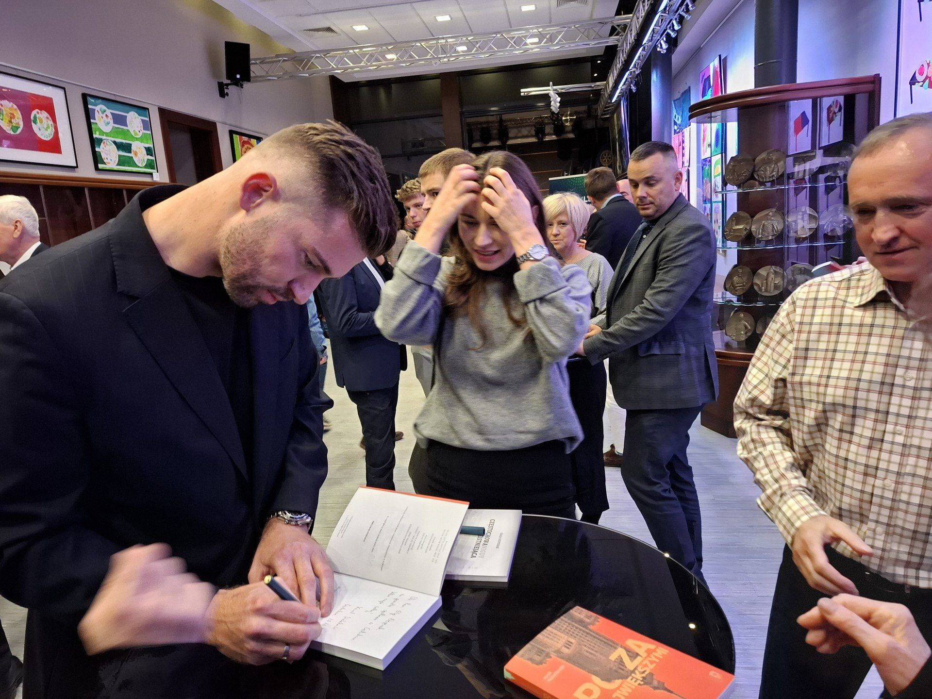 Częstochowa, niegdyś stolica województwa, dziś zmaga się z marginalizacją i brakiem spójnej strategii rozwoju. Dr Karol Wałachowski, ekonomista i badacz miast, wskazuje, co mogło pójść nie tak, dlaczego niektóre miasta poradziły sobie lepiej i jakie wnioski można wyciągnąć dla przyszłości miasta.