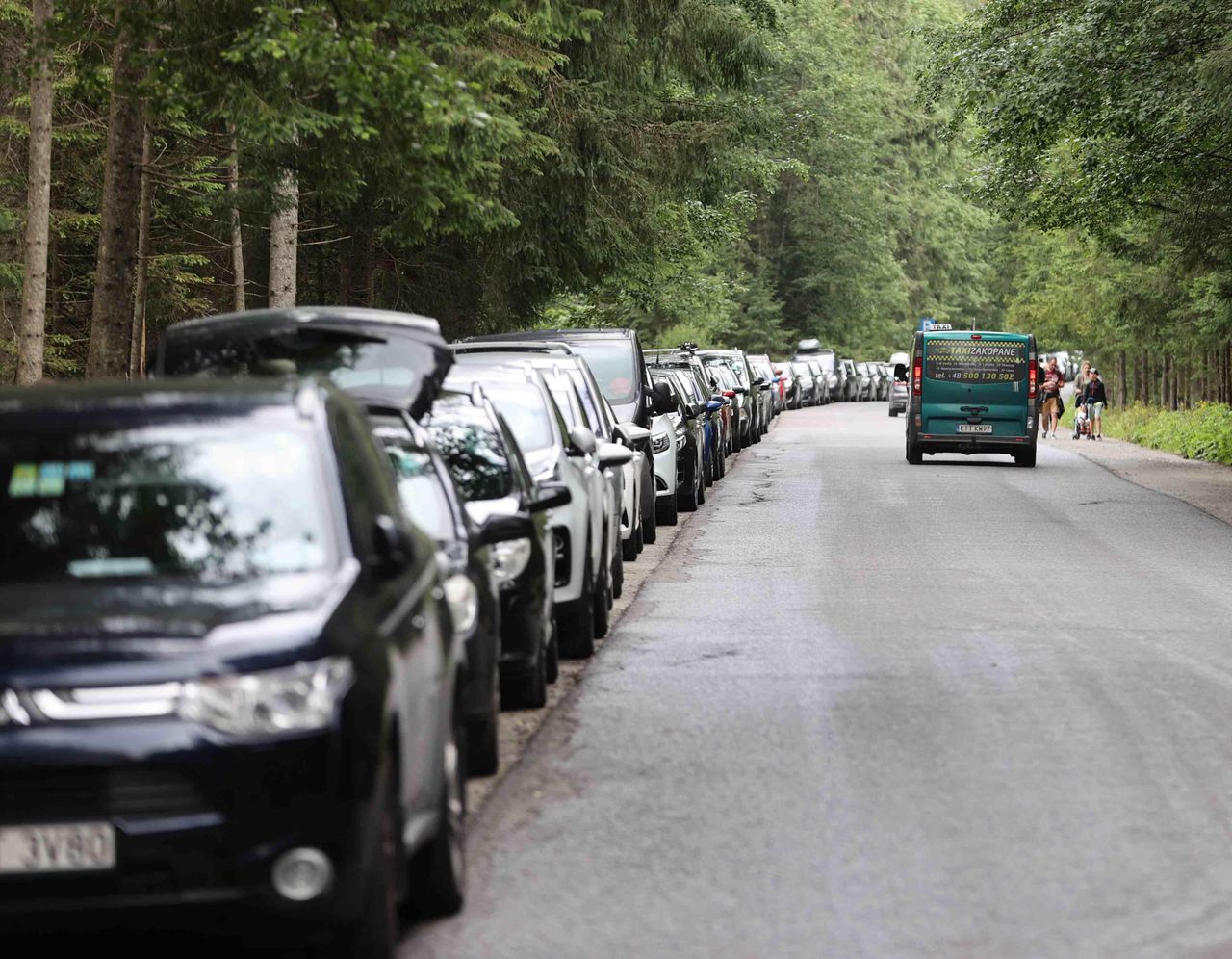 Chaos w Tatrach. Turyści masowo parkują na zakazie