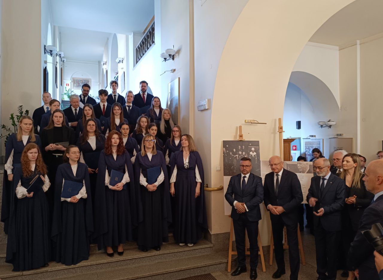 Władze miasta oraz radni minutą ciszy uczcili pamięć Leszka Mądzika