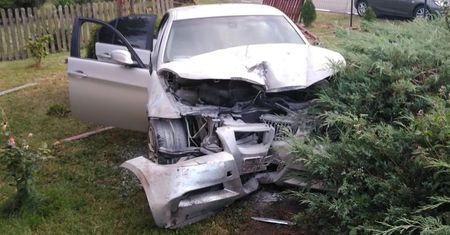 Pijany kierowca bmw staranował ogrodzenie. Nie miał prawa jazdy