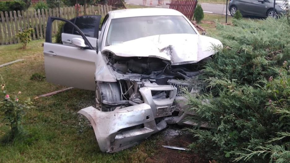 Kierujący samochodem marki BMW na prostym odcinku drogi stracił panowanie nad pojazdem 