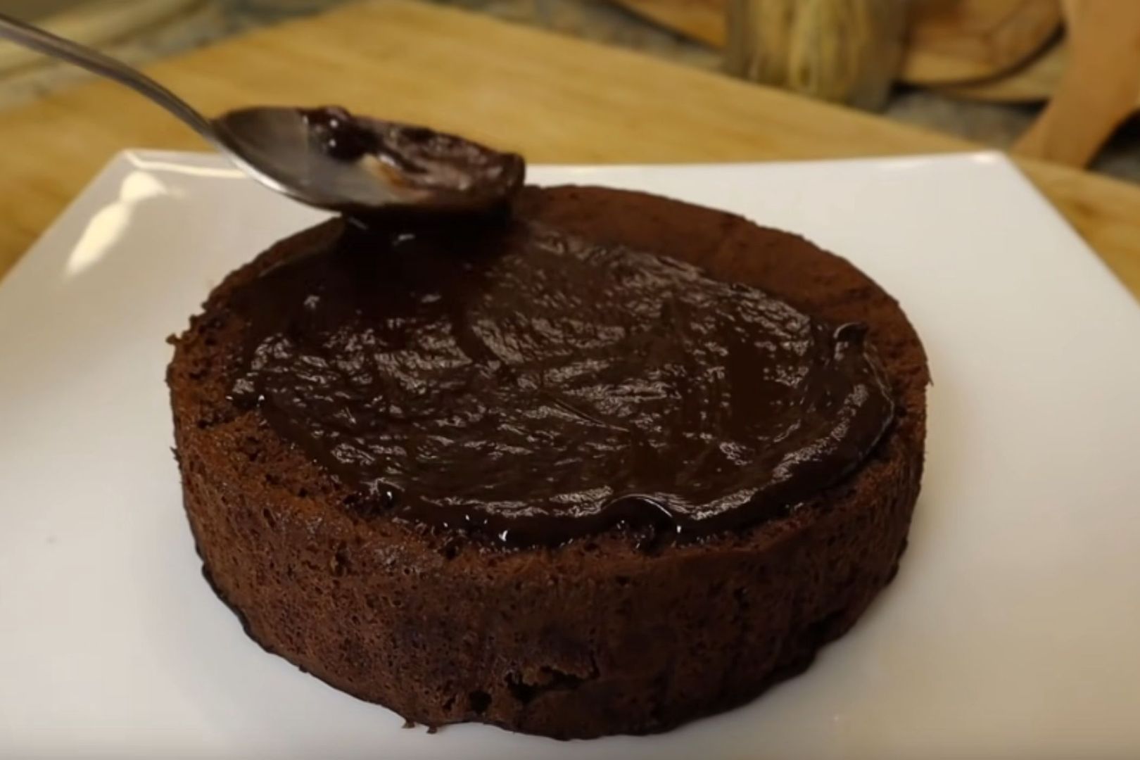Błyskawiczne ciasto czekoladowe. Przepis bez mąki i cukru