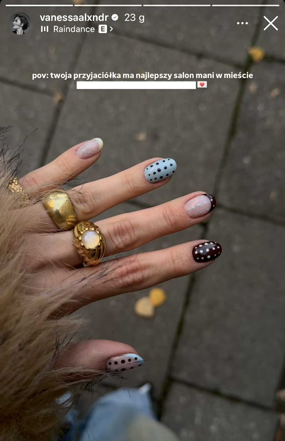 Vanessa Aleksander postawiła na paznokcie w kropeczki