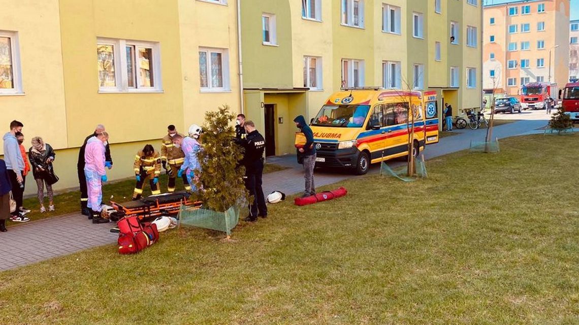 12-letni rowerzysta wjechał w idącą chodnikiem 60-letnią kobietę. 