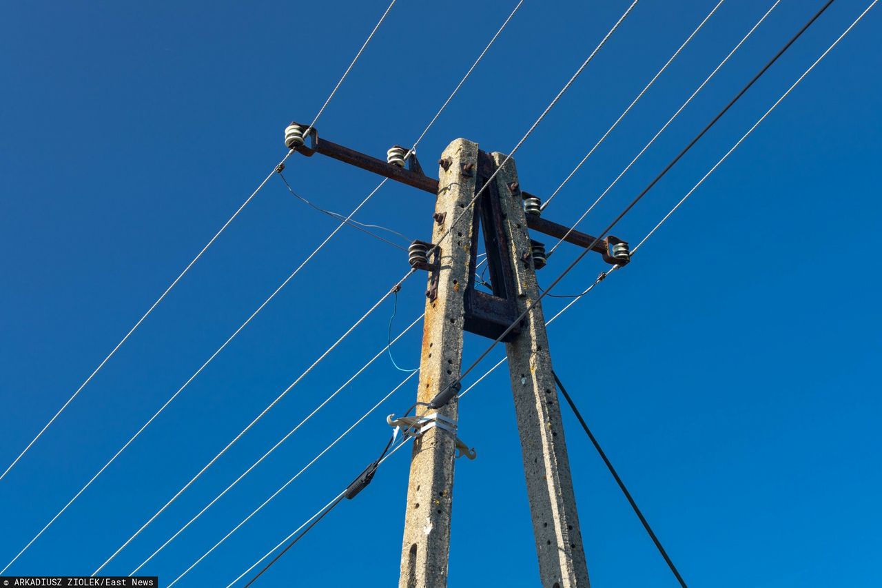 Linie energetyczne średniego napięcia. Słup energetyczny, fragment sieci przesyłowej