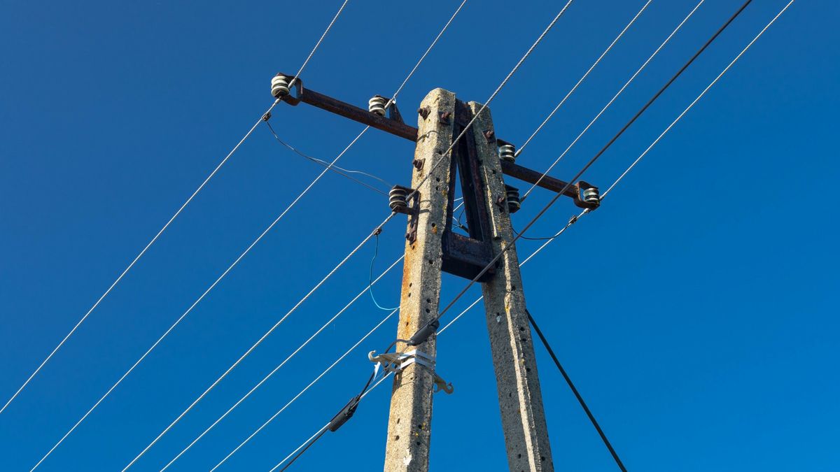 Linie energetyczne średniego napięcia. Słup energetyczny, fragment sieci przesyłowej