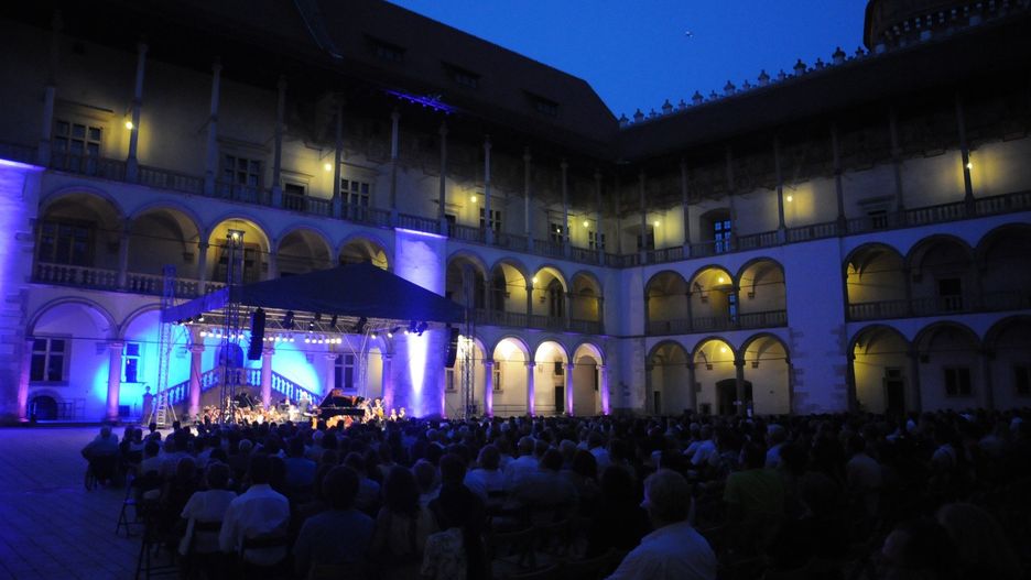 Trzy operowe wieczory w niezwykłej scenerii zamku wawelskiego czekają na melomanów w najbliższych dniach