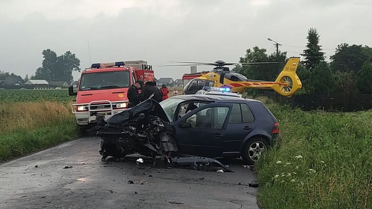 Na zdjęciu vw golf, który zdeżył się czołowo z bmw w woj. łódzkim